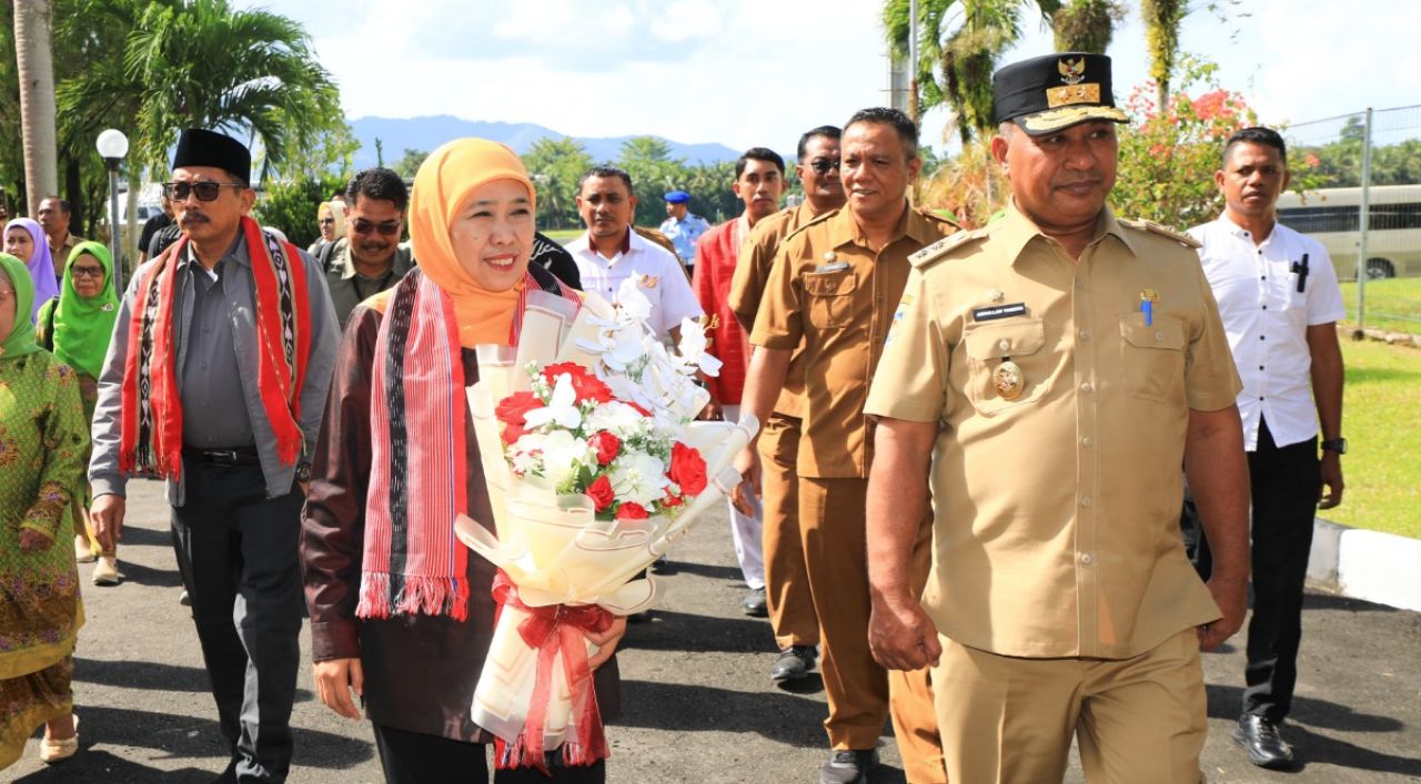 Gubernur Jawa Timur Khofifah Indar Parawansa tiba di Kota Ambon, Maluku, Selasa (22/4) pagi untuk memimpin langsung rangkaian agenda Misi Dagang dan Gathering Penguatan Pasar Antar Daerah