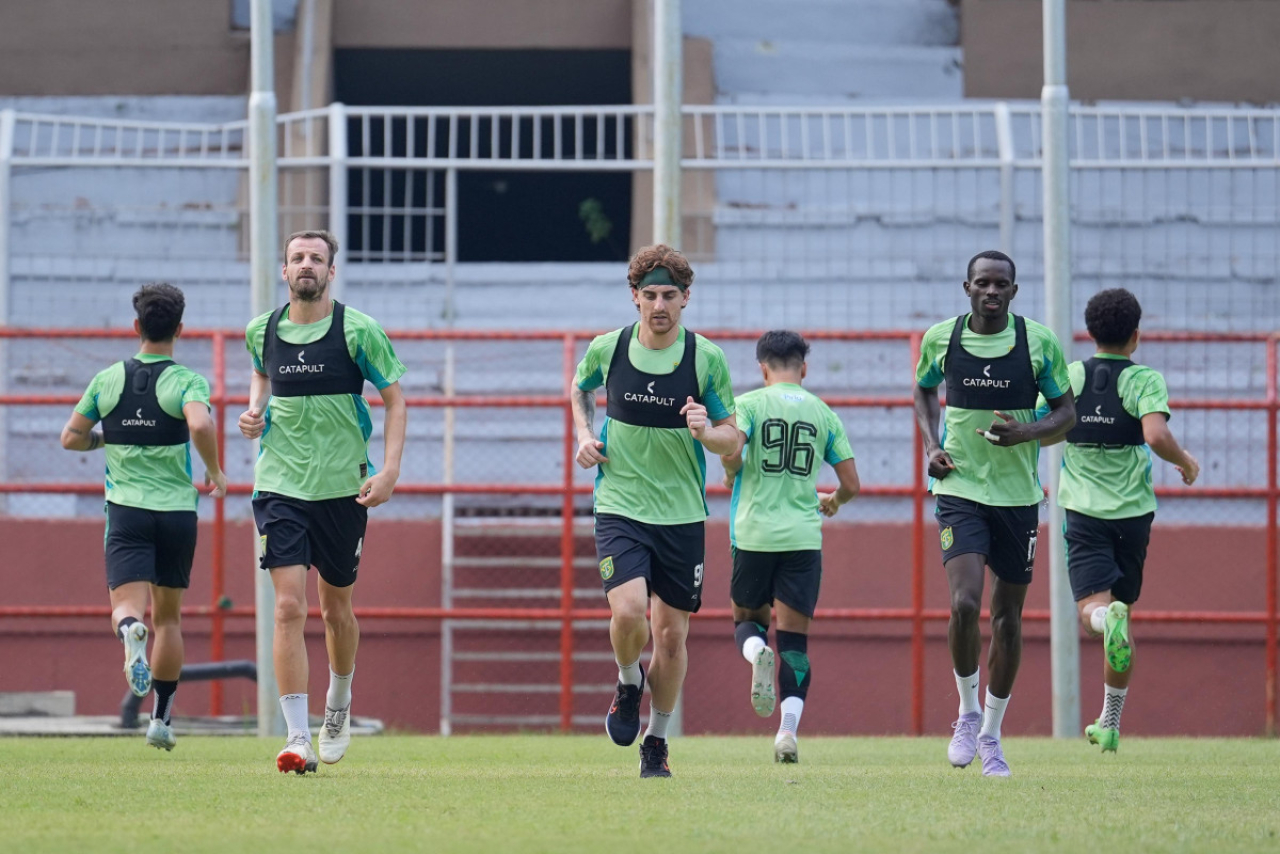 Skuad Persebaya Surabaya saat menjalani sesi latihan. Foto: Dok Persebaya Surabaya