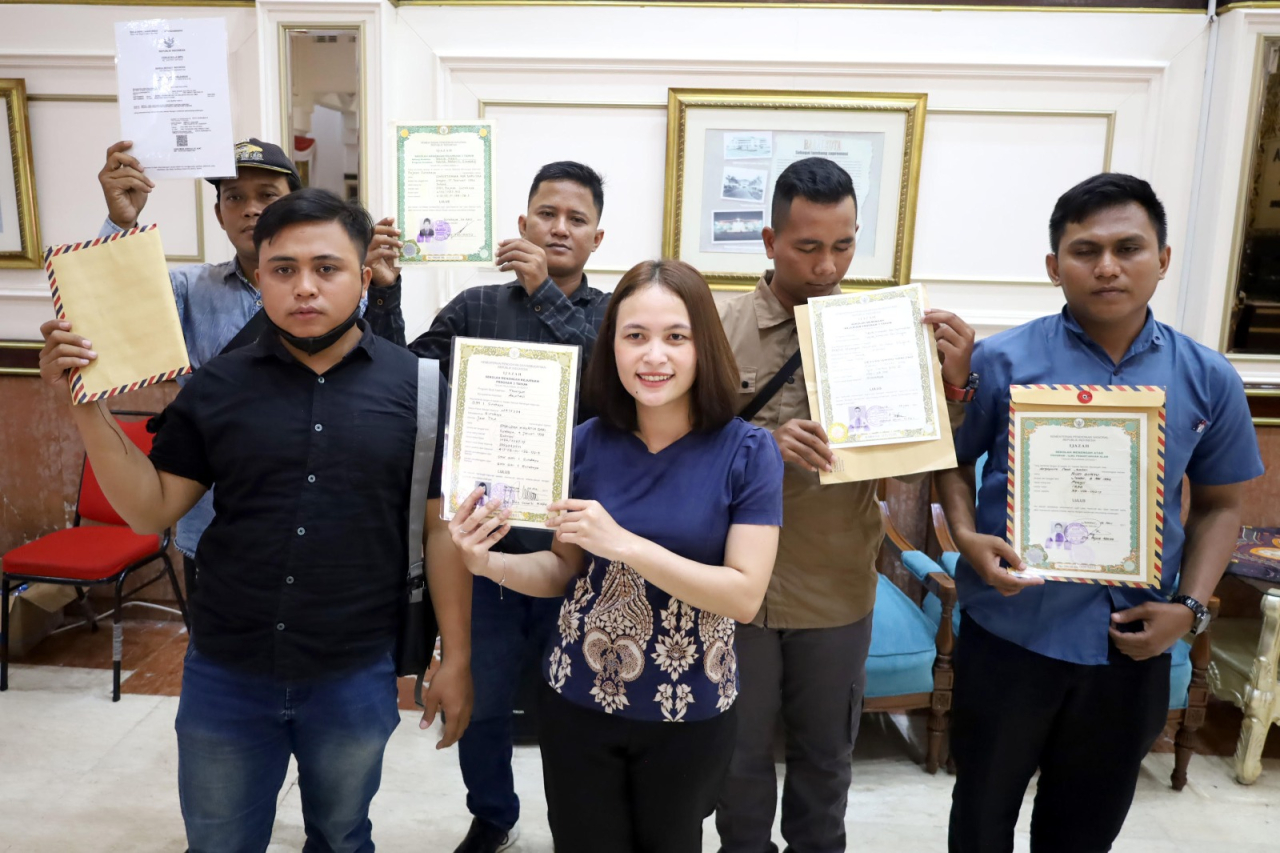 Pemkot Surabaya berhasil menyelesaikan 13 kasus penahanan ijazah milik karyawan oleh perusahaan dalam waktu sepekan sejak Posko Pengaduan Penahanan Ijazah resmi dibuka pada Kamis (17/4/2025)
