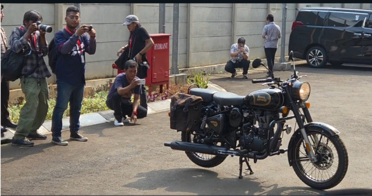 Komisi Pemberantasan Korupsi (KPK) memindahkan sepeda motor gede (moge) milik mantan Gubernur Jawa Barat Ridwan Kamil ke Rumah Penyimpanan Benda Sitaan Negara KPK di kawasan Cawang, Jakarta