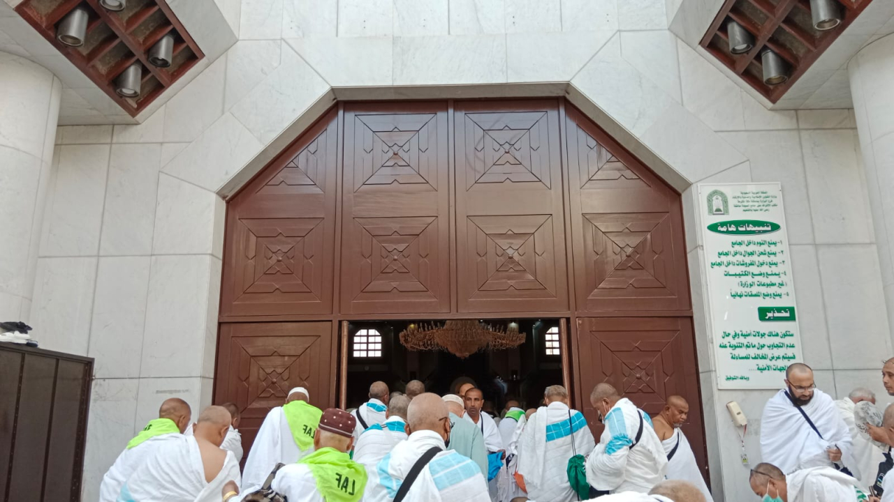 Miqat bukan sekadar tempat singgah. Ini adalah gerbang awal menuju transformasi spiritual, membangun kesadaran bahwa perjalanan haji dan umrah bukan hanya tentang langkah fisik menuju Baitullah, tetapi juga perjalanan jiwa menuju Allah SWT