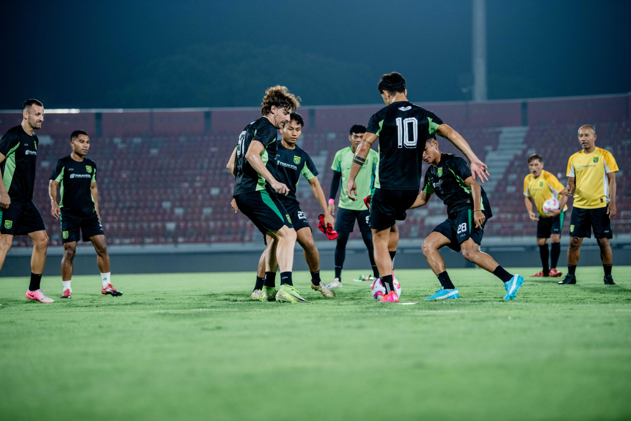 Punggawa PERSEBAYA menjalani sesi latihan rondo. (Persebaya)