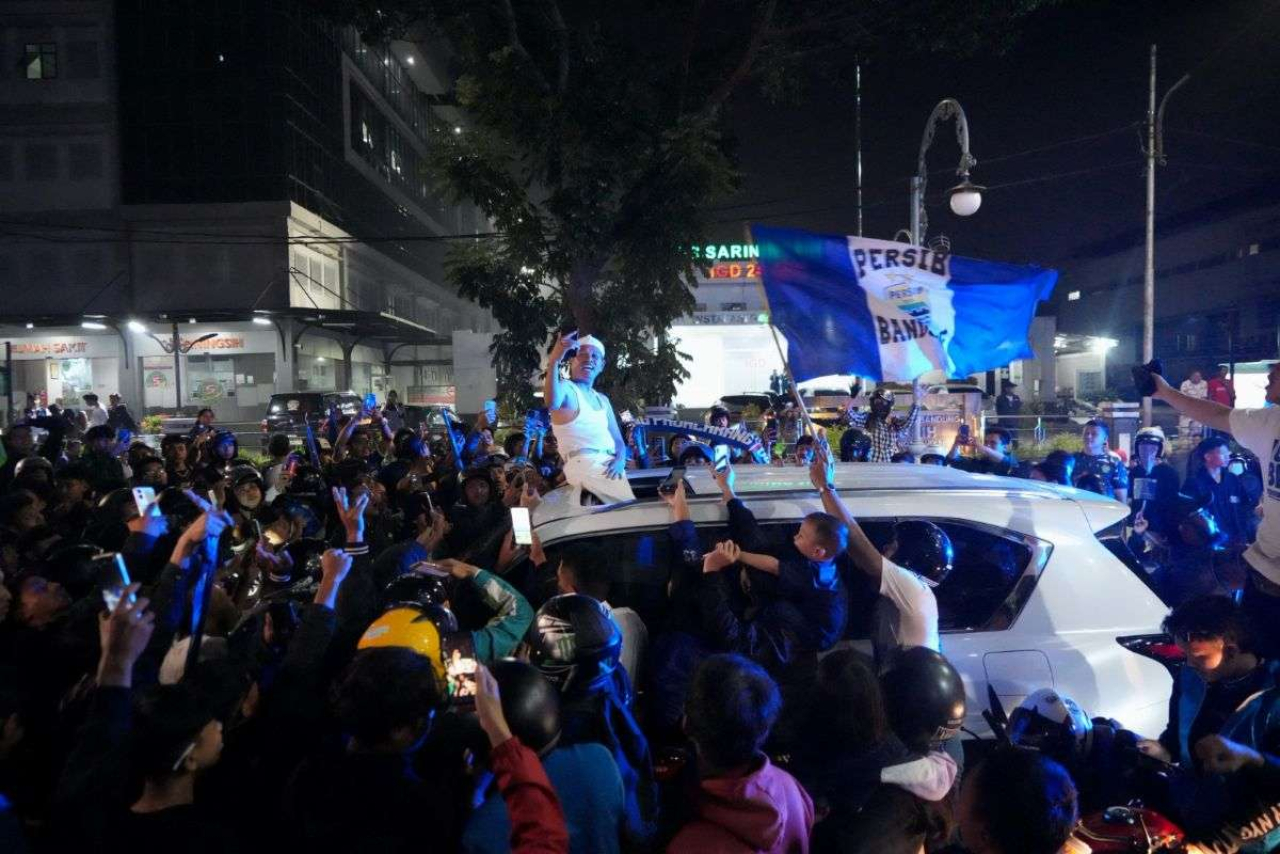 Gubernur Dedi Mulyadi turun langsung ke tengah masyarakat dan bergabung dalam perayaan Persib berhasil juara