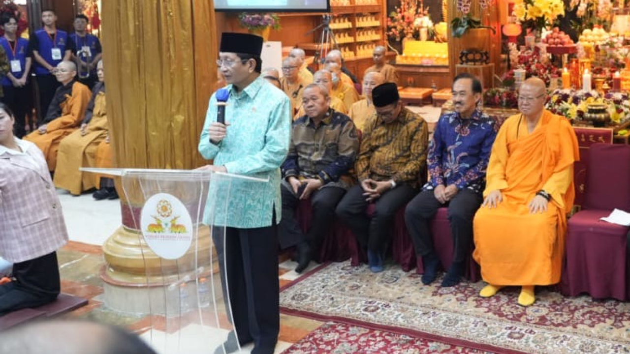 Menteri Agama Nasaruddin Umar dalam perayaan waisak