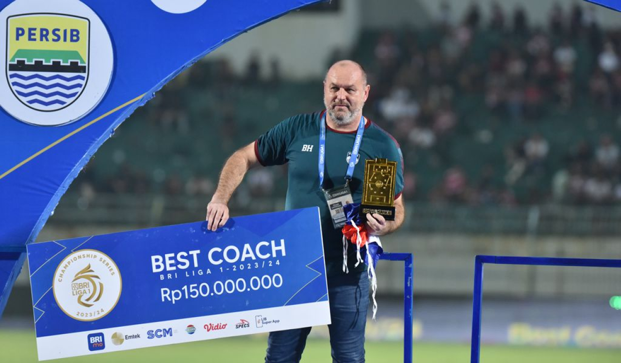 Bojan Hodak ketika menerima penghargaan pelatih terbaik Liga 1 2023/24 di Stadion Gelora Bangkalan, 31 Mei 2024. (PERSIB.co.id)