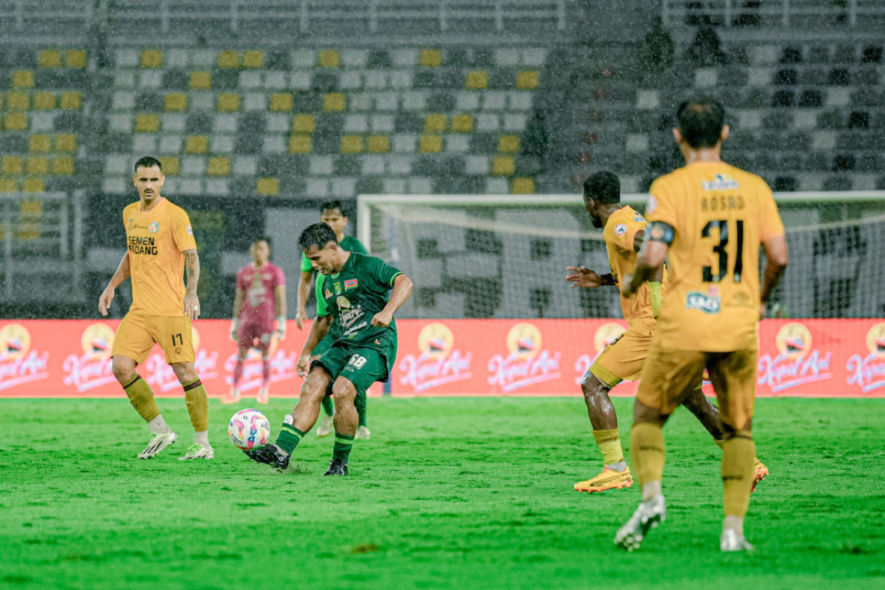 Toni Firmansyah saat mengalirkan bola ke lini depan. (Persebaya)