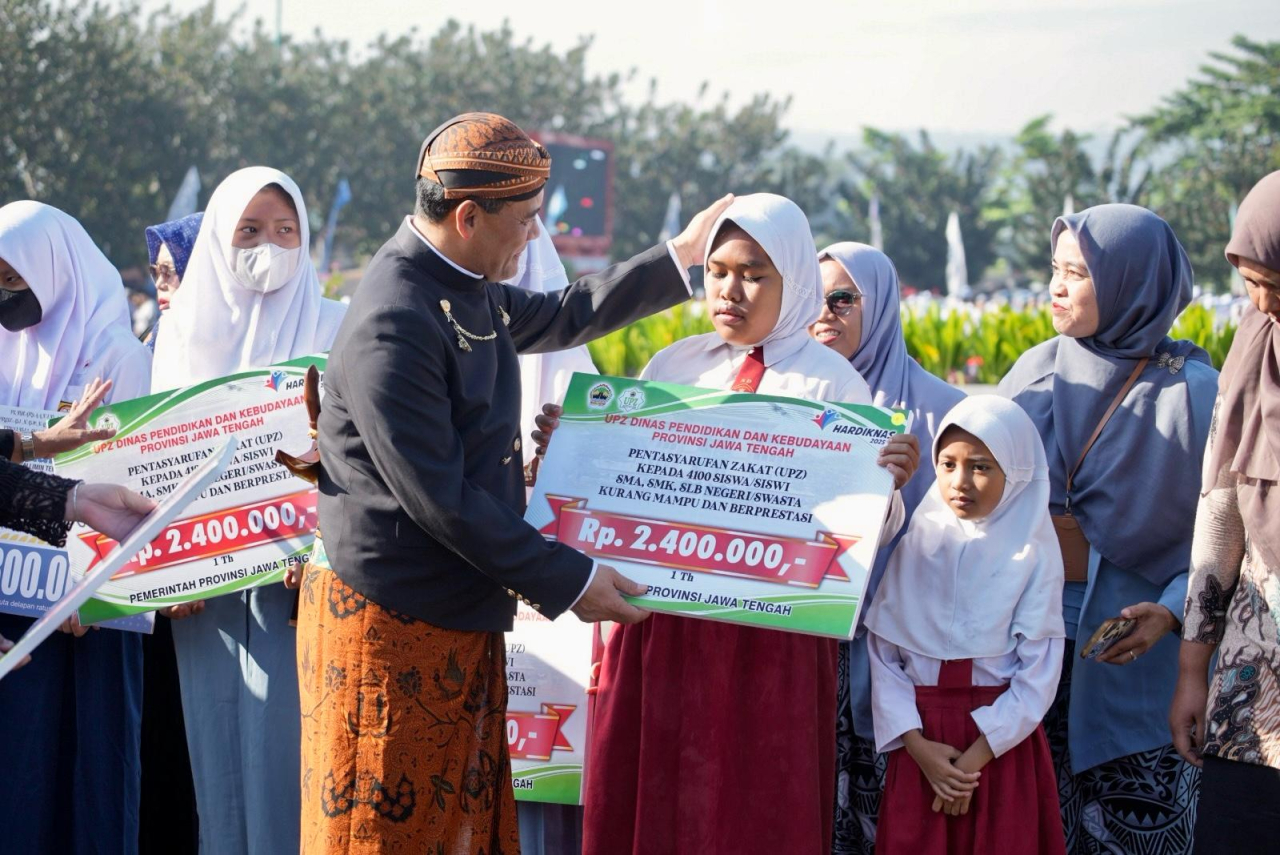 Gubernur Jawa Tengah Ahmad Luthfi menyerahkan bantuan pendidikan dalam peringatan Hari Pendidikan Nasional (Hardiknas) Tingkat Provinsi Jawa Tengah di Alun-alun Banyumas, Jumat (2/5/2025)