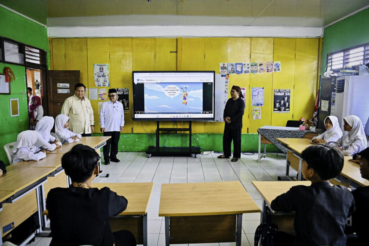 Presiden Prabowo Subianto mengunjungi salah satu ruang kelas untuk menyaksikan langsung demonstrasi penggunaan smart board atau papan interaktif, di SD Negeri Cimahpar 5, Kota Bogor, Provinsi Jawa Barat pada Jumat, 2 Mei 2025. (Foto: BPMI Setpres)