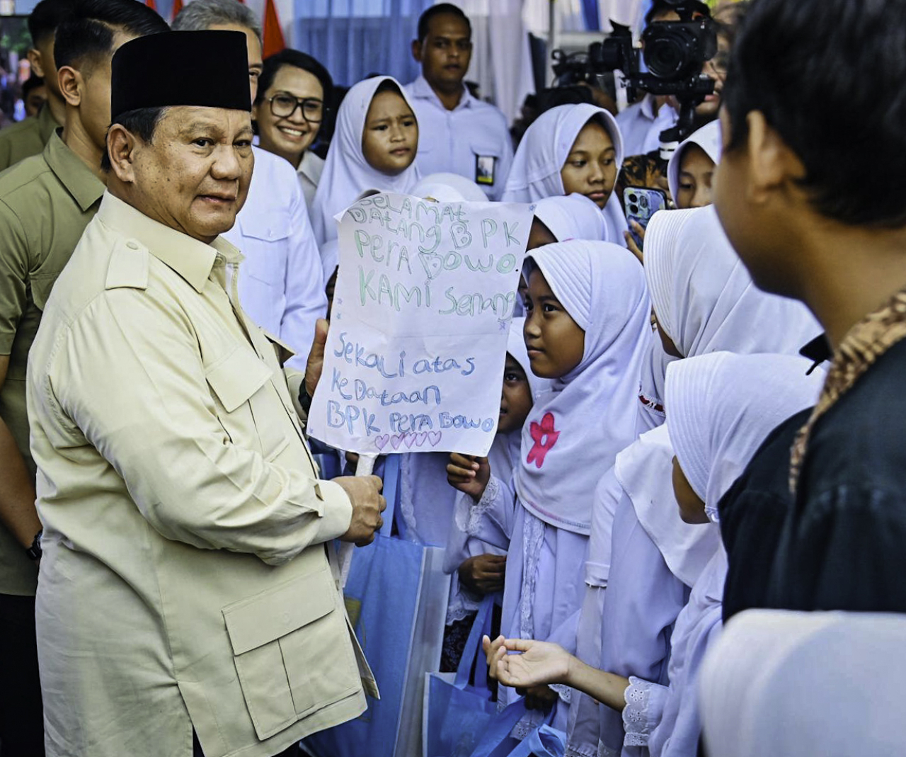 Ketibaan Presiden di SD Negeri Cimahpar 5, Kota Bogor, Provinsi Jawa Barat pada Jumat, 2 Mei 2025, disambut meriah oleh anak-anak sekolah yang sudah menantikan kehadirannya. (Foto: BPMI Setpres)