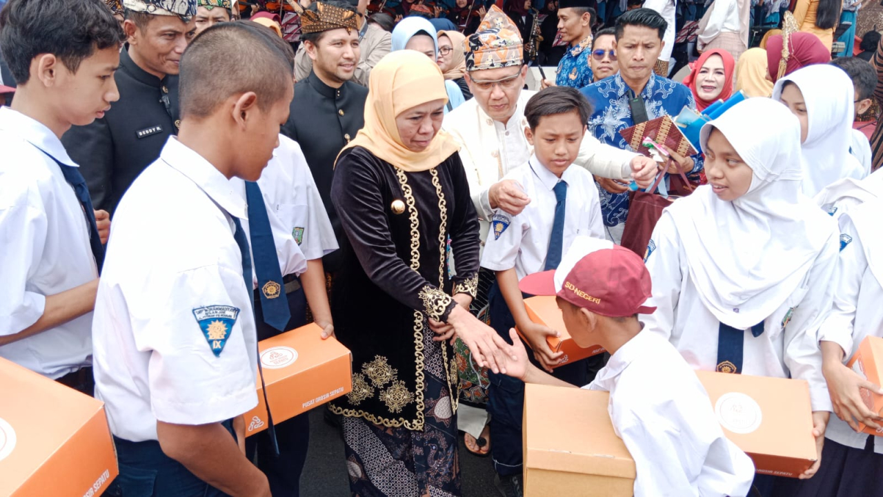 Gubernur Jawa Timur Khofifah Indar Parawansa saat menyapa peserta upacara Peringatan Hari Pendidikan Nasional (Hardiknas) Tahun 2025 di Halaman Gedung Negara Grahadi, Surabaya, Jumat (2/5/2025).