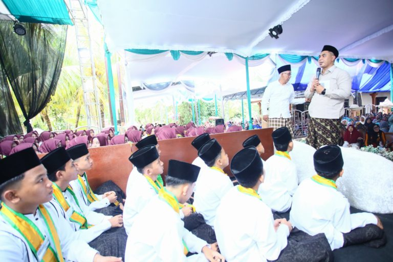 Wakil Gubernur Jawa Tengah Taj Yasin Maimoen saat menghadiri Haflah Khotmil Qur’an ke-13 di Pondok Pesantren Al Mustofa Daarudzdzakir, Pidodowetan, Kecamatan Patebon, Kabupaten Kendal, Minggu (4/5/2025)