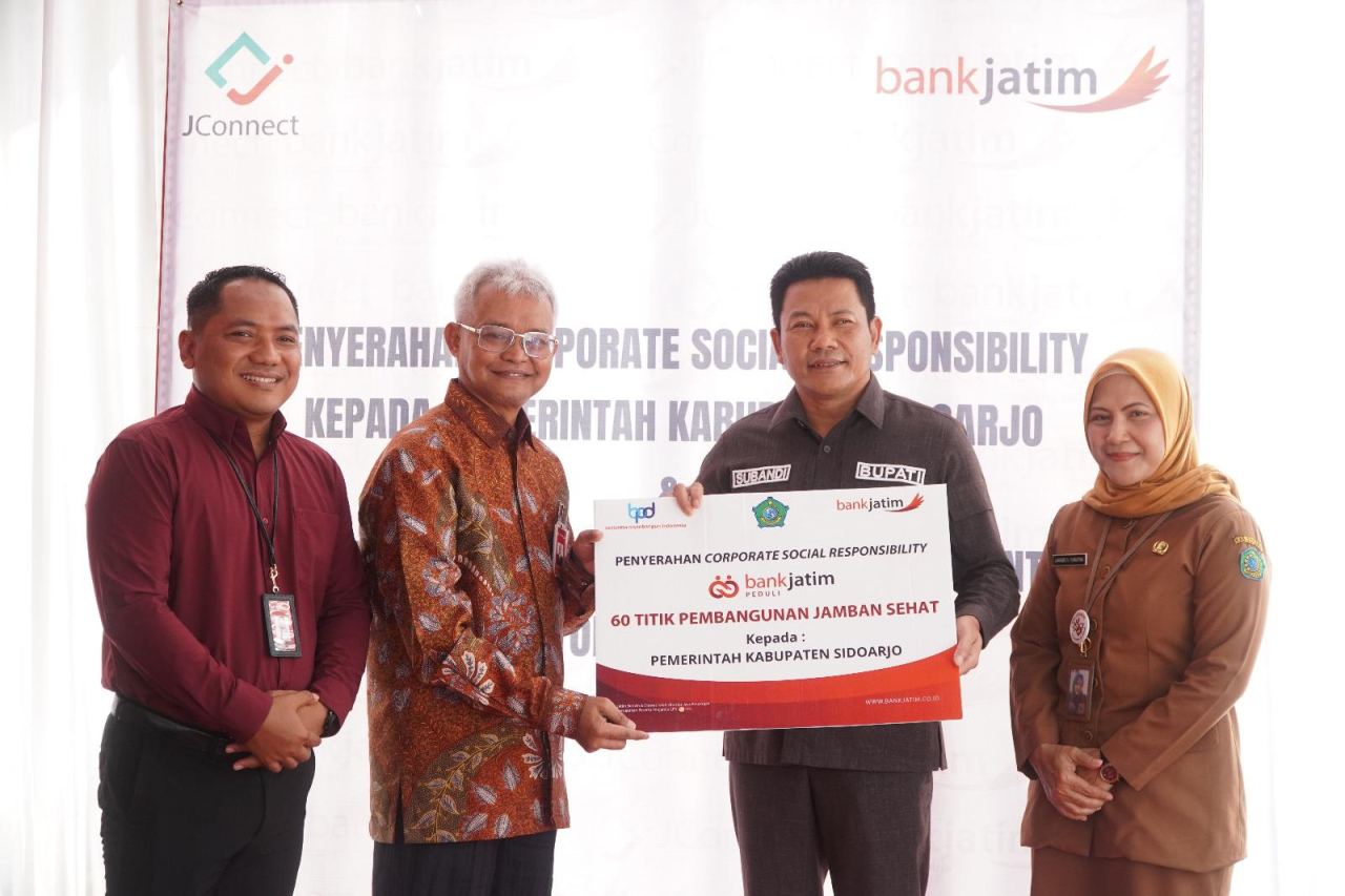 Dorong Peningkatan Kualitas Hidup Masyarakat, Bank Jatim Serahkan CSR Jamban Sehat ke Pemkab Sidoarjo