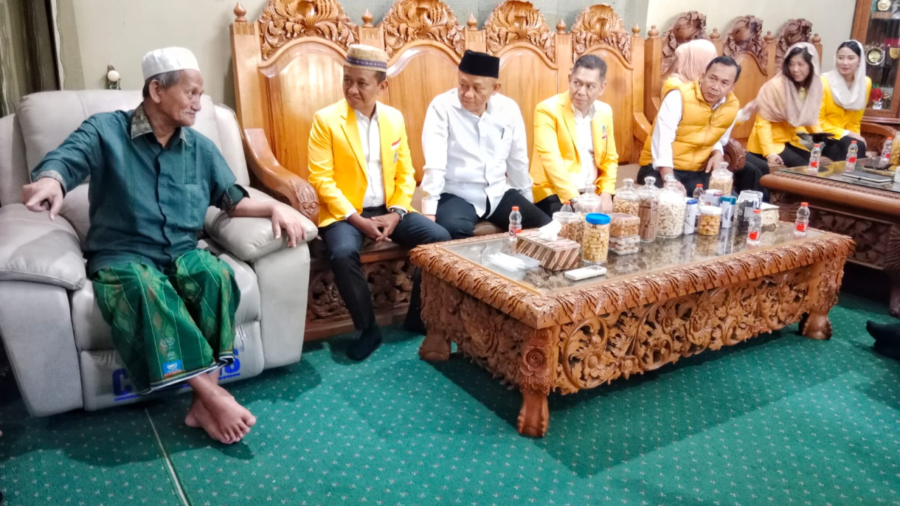 Pengasuh Ponpes Bumi Shalawat, KH Agoes Ali Masyhuri saat menerima kunjungan Ketua Umum Partai Golkar Bahlil Lahadalia bersama jajaran pengurus partai mengunjungi Pondok Pesantren Bumi Shalawat, Sabtu (10/5/2025), di Sidoarjo