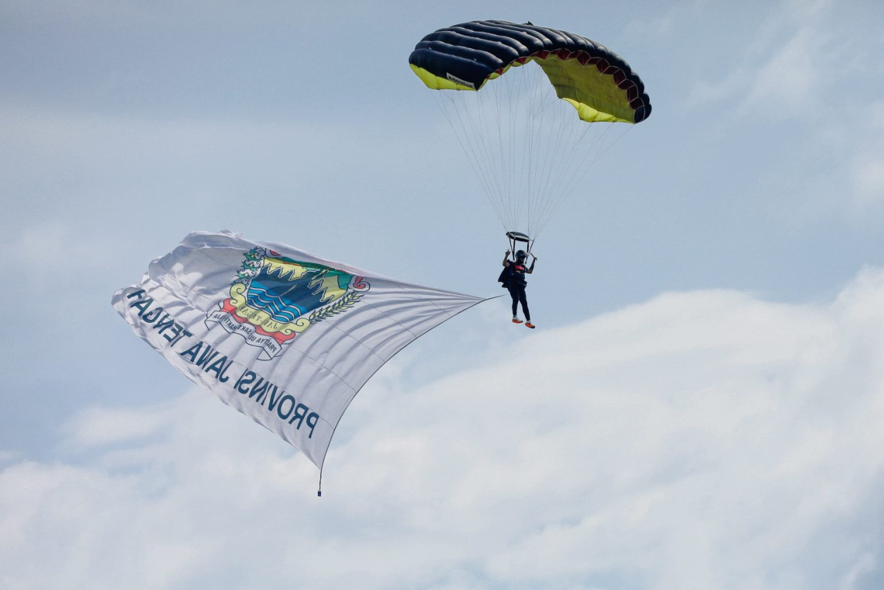 Karimunjawa International Skydiving and Adventure (KISA) Boogie Woogie Jump, yang digelar di Bandara Dewandaru, Kabupaten Jepara, Jawa Tengah, pada 7–11 Mei 2025.