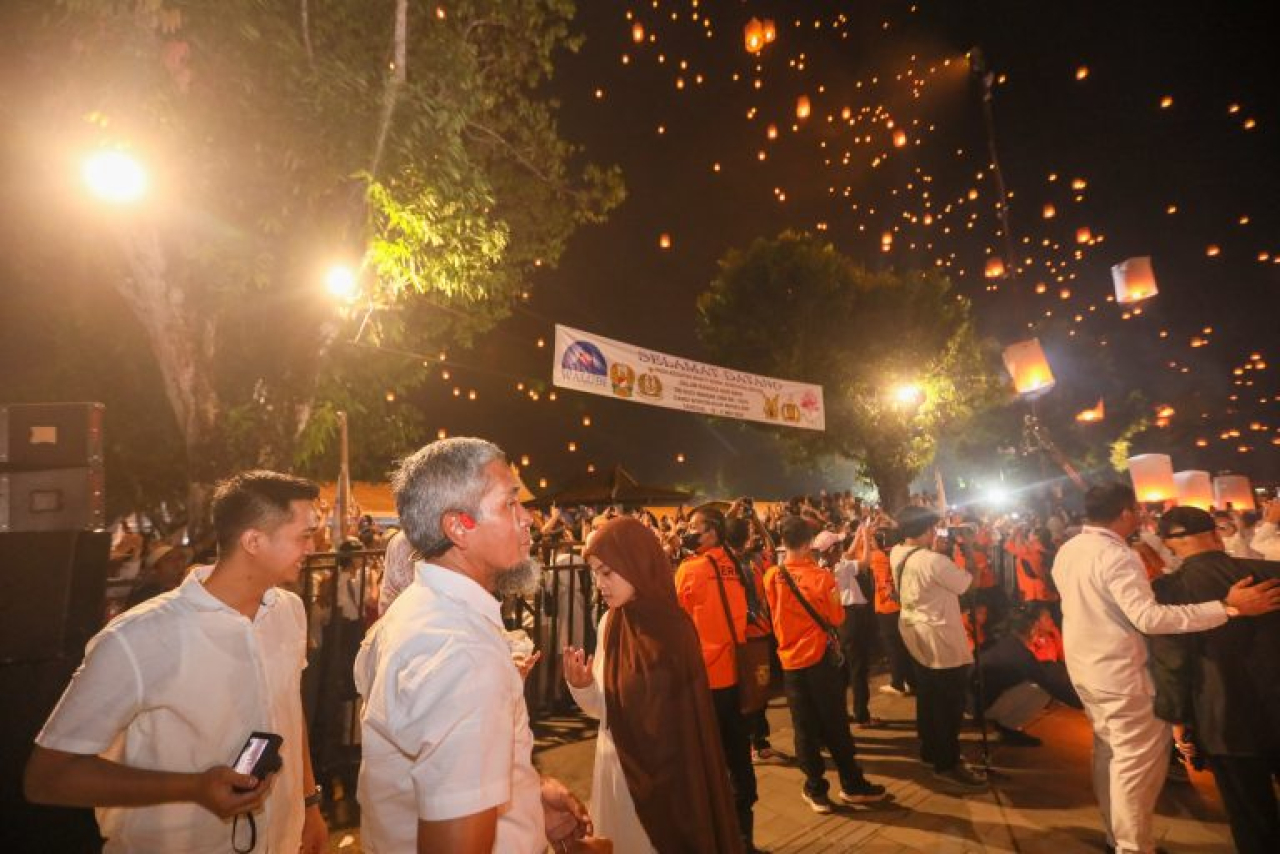 Sebanyak 2.569 lampion berpendar dan perlahan-lahan terbang mengangkasa, membawa doa dan harapan ribuan umat Buddha serta masyarakat yang memadati Lapangan Marga Utama, Kompleks Candi Borobudur, Kabupaten Magelang, Senin (12/5/2025)