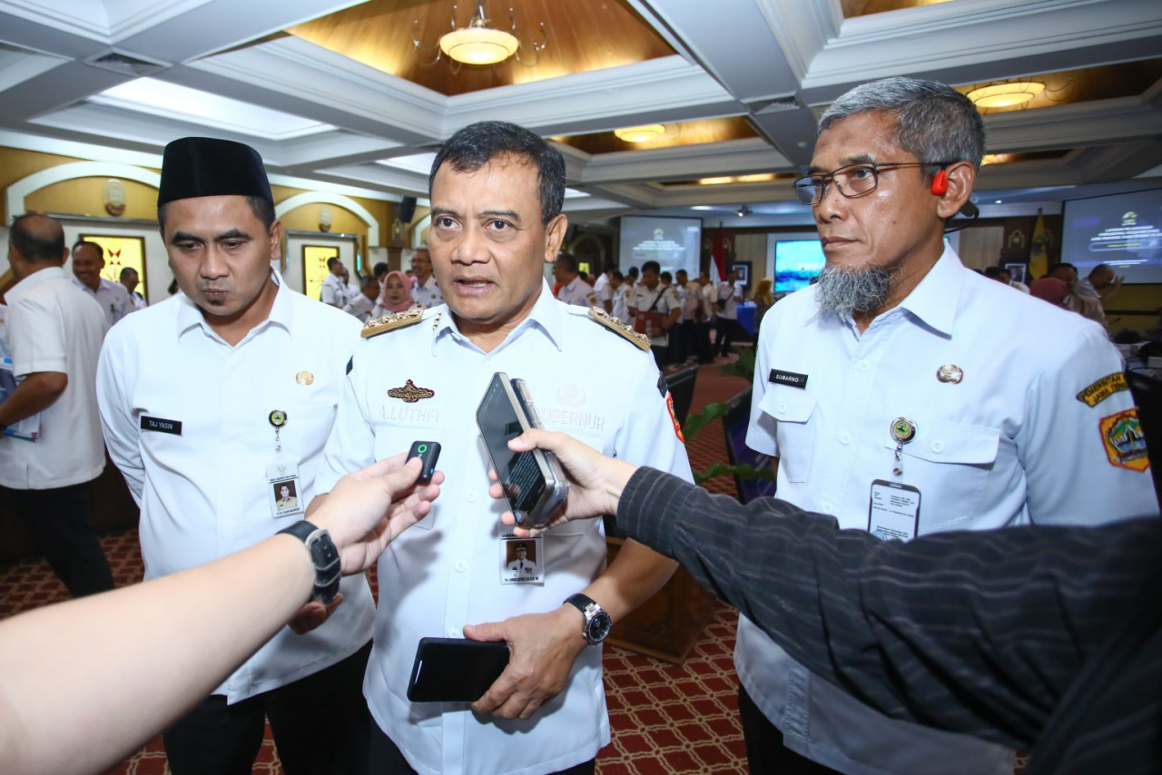 Gubernur Jawa Tengah Ahmad Luthfi usai Rapat Koordinasi Pengendalian Operasi Kegiatan (POK) yang membahas realisasi kinerja APBD Provinsi Jawa Tengah Tahun Anggaran 2025, di kantornya, Rabu (14/5/2025).