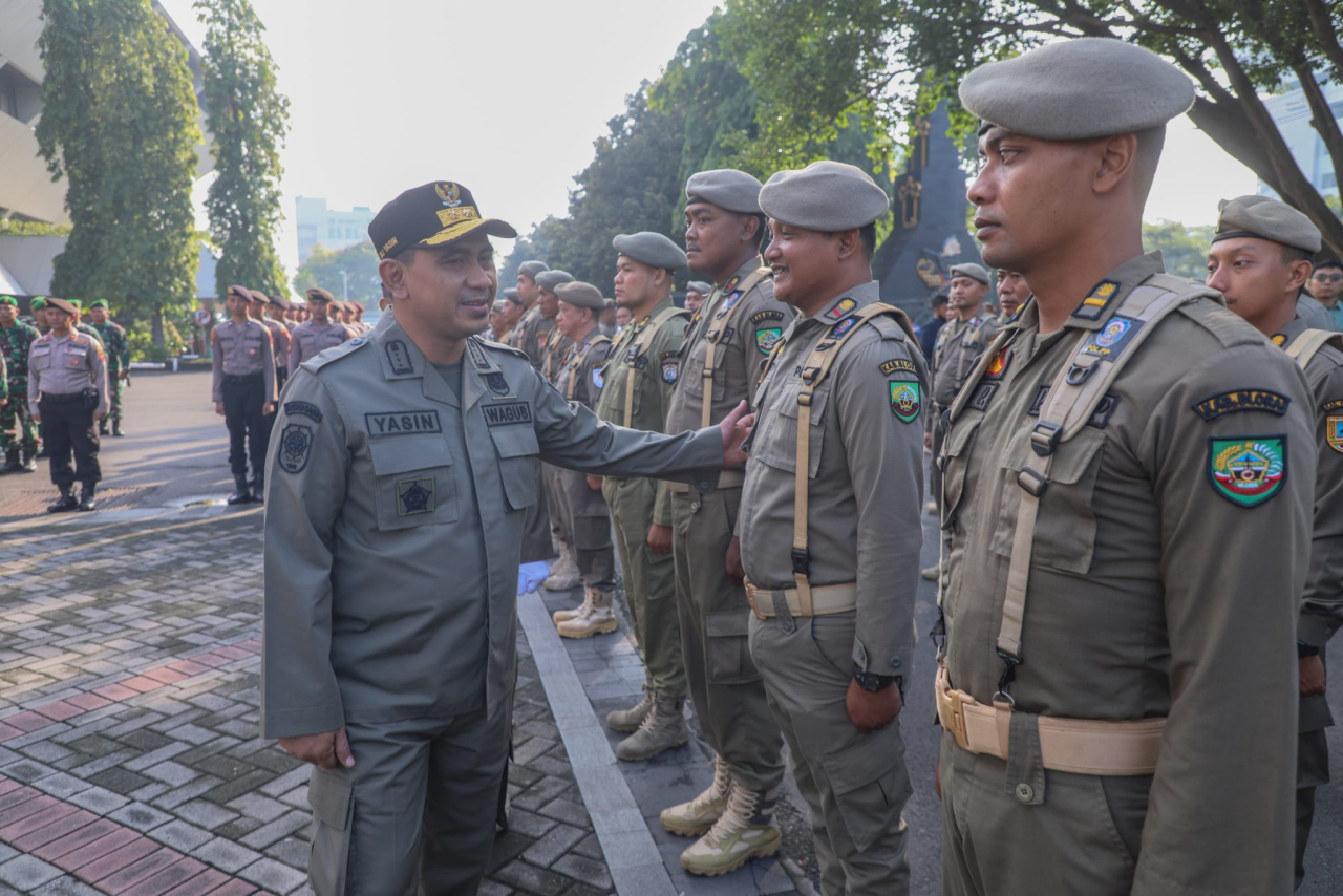 Wakil Gubernur Jawa Tengah Taj Yasin Maimoen saat memimpin Apel Kesiapsiagaan Satpol PP, Linmas, dan Damkar tingkat Provinsi Jawa Tengah di halaman Kantor Gubernur Jateng, Semarang, Kamis (15/5/2025)