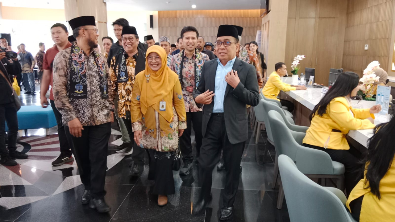 Menko PMK Pratikno, Direktur UT Surabaya, Dr. Suparti dan Wakil Gubernur Jatim Emil Elestianto Dardak saat menikah ruangan gedung UT Surabaya