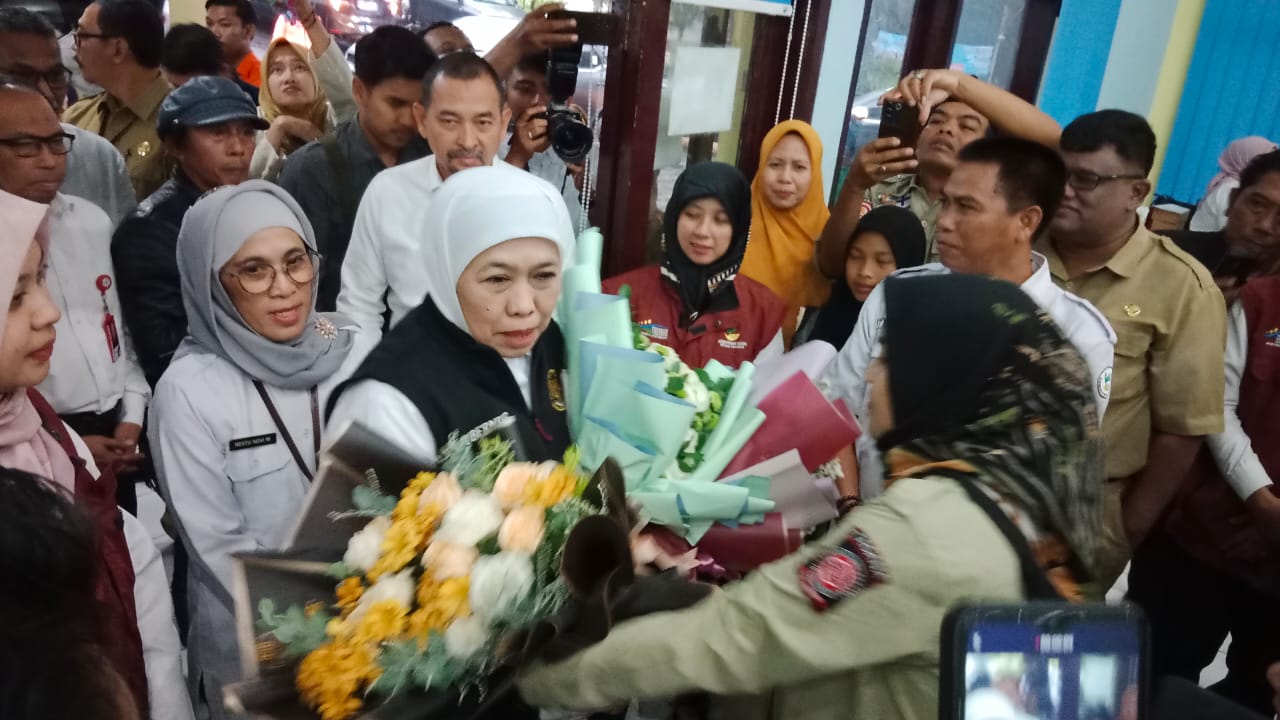 Gubernur Jawa Timur Khofifah Indar Parawansa saat pertemuan bersama orang tua dan calon siswa di Gedung UPT Perlindungan dan Pelayanan Sosial Asuhan Anak Kota Batu, Senin (19/5)
