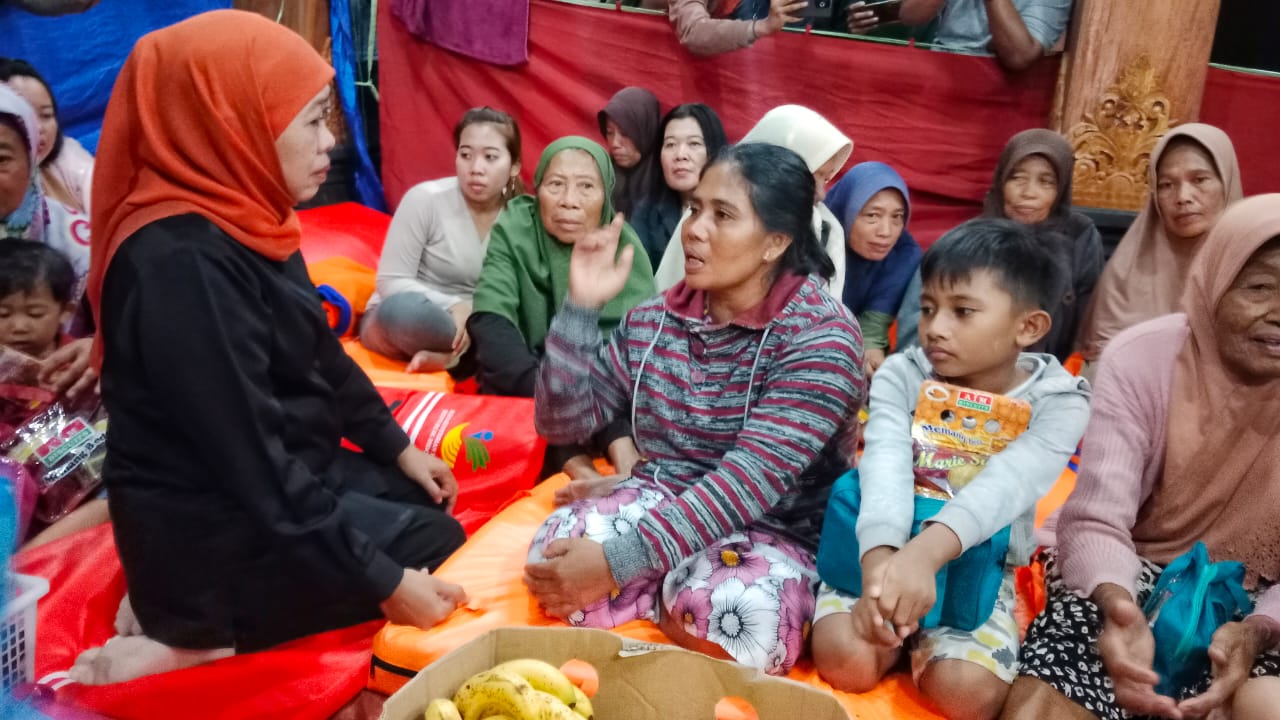 Gubernur Khofifah saat mengunjungi lokasi pengungsian korban tanah longsor di Dusun Kebonagung, Desa Depok, Kecamatan Bendungan, Kabupaten Trenggalek, Rabu (21/5/2025) malam