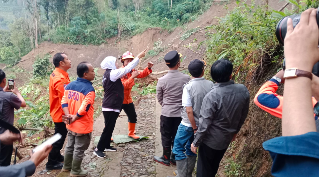 Gubernur Khofifah turun langsung meninjau lokasi bencana tanah longsor yang terjadi di Dusun Kebonagung, Desa Depok, Kecamatan Bendungan, Kabupaten Trenggalek, Kamis (22/5/2025) pagi
