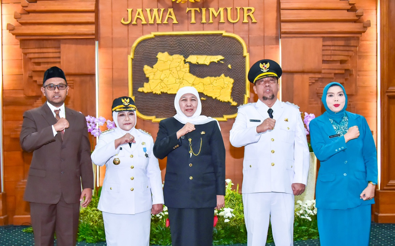 Gubernur Jawa Timur Khofifah Indar Parawansa melantik Nanik Endang Rusminiarti dan Suyatni Priasmoro sebagai Bupati dan Wakil Bupati Magetan masa jabatan 2025–2030 di Gedung Negara Grahadi, Surabaya, Jumat (23/5/2025)