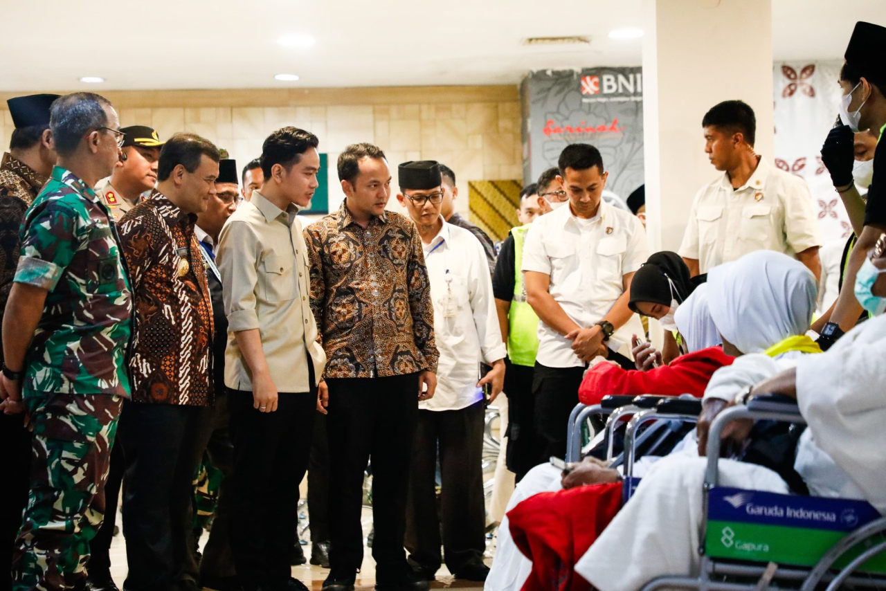 Wakil Presiden RI Gibran Rakabuming Raka didampingi Gubernur Jawa Tengah Ahmad Luthfi meninjau sekaligus melepas keberangkatan jemaah calon haji kloter 73 Embarkasi Solo di Bandara Adi Soemarmo, Jumat (23/5/2025)