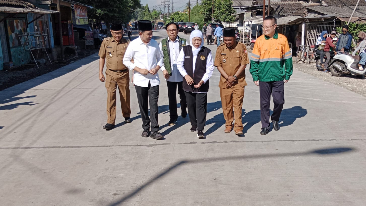 Gubernur Jawa Timur Khofifah Indar Parawansa meresmikan jalan hasil pengecoran di Desa Kasiyan Timur, Kecamatan Puger, Kabupaten Jember, Minggu (25/5/2025)