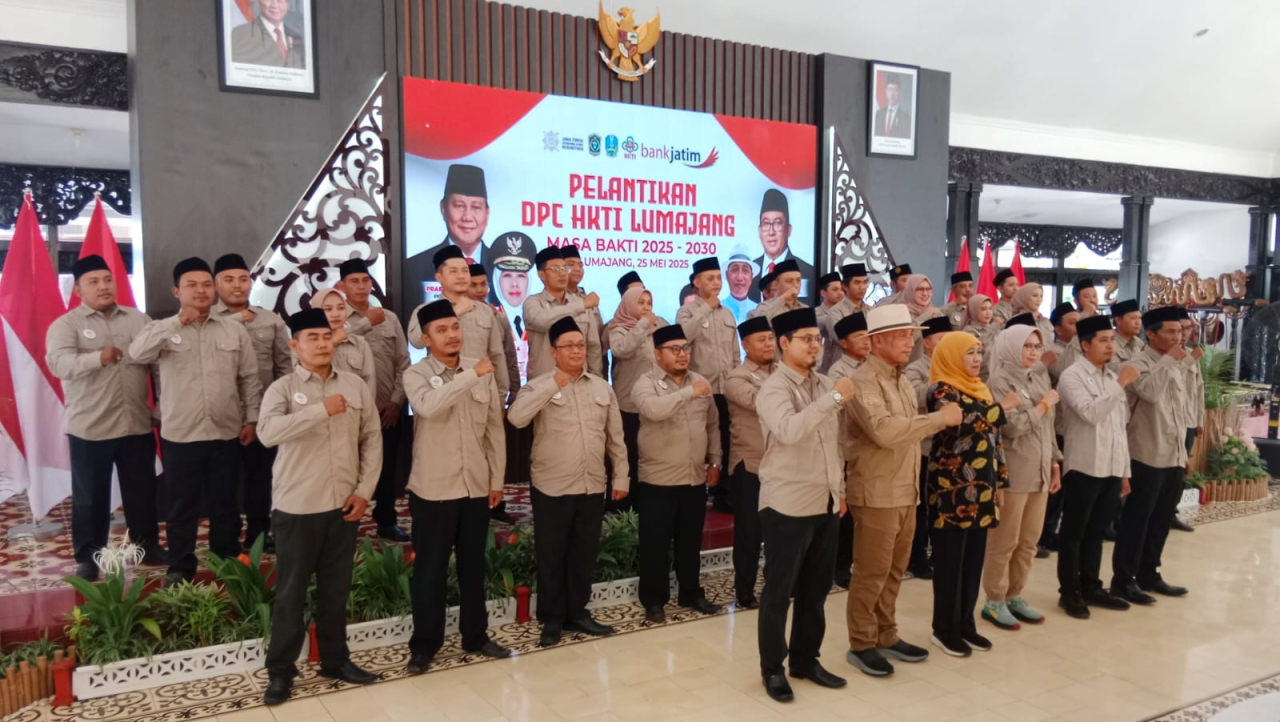 Gubernur Jawa Timur Khofifah Indar Parawansa menghadiri pelantikan pengurus HKTI Cabang Lumajang di Pendopo Pemerintah Kabupaten Lumajang, Minggu, 25 Mei 2025.