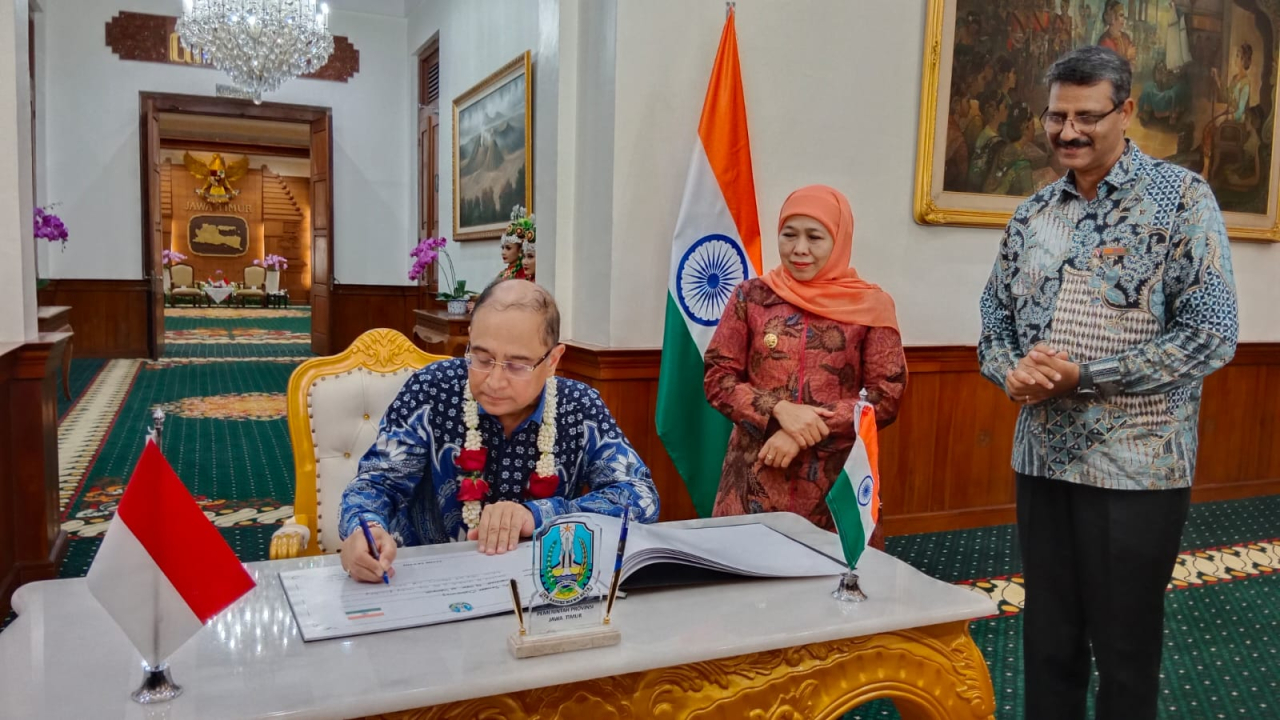 Gubernur Khofifah menerima kunjungan Duta Besar India untuk Indonesia dan Timor Leste H.E. Mr. Shandeep Chakravorty di Gedung Negara Grahadi, Surabaya, Senin (26/5/2025)