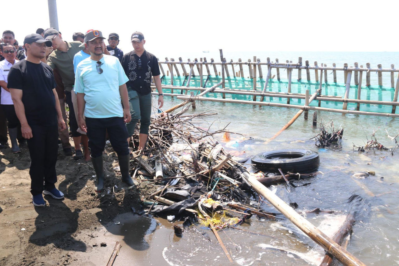 Gubenur Jawa Tengah, Ahmad Luthfi saat mengecek kondisi tanggul Kandang Jangkrik, yang jebol di Pantai Kramatsari, Desa Blendung, Kecamatan Ulujami Kabupaten Pemalang