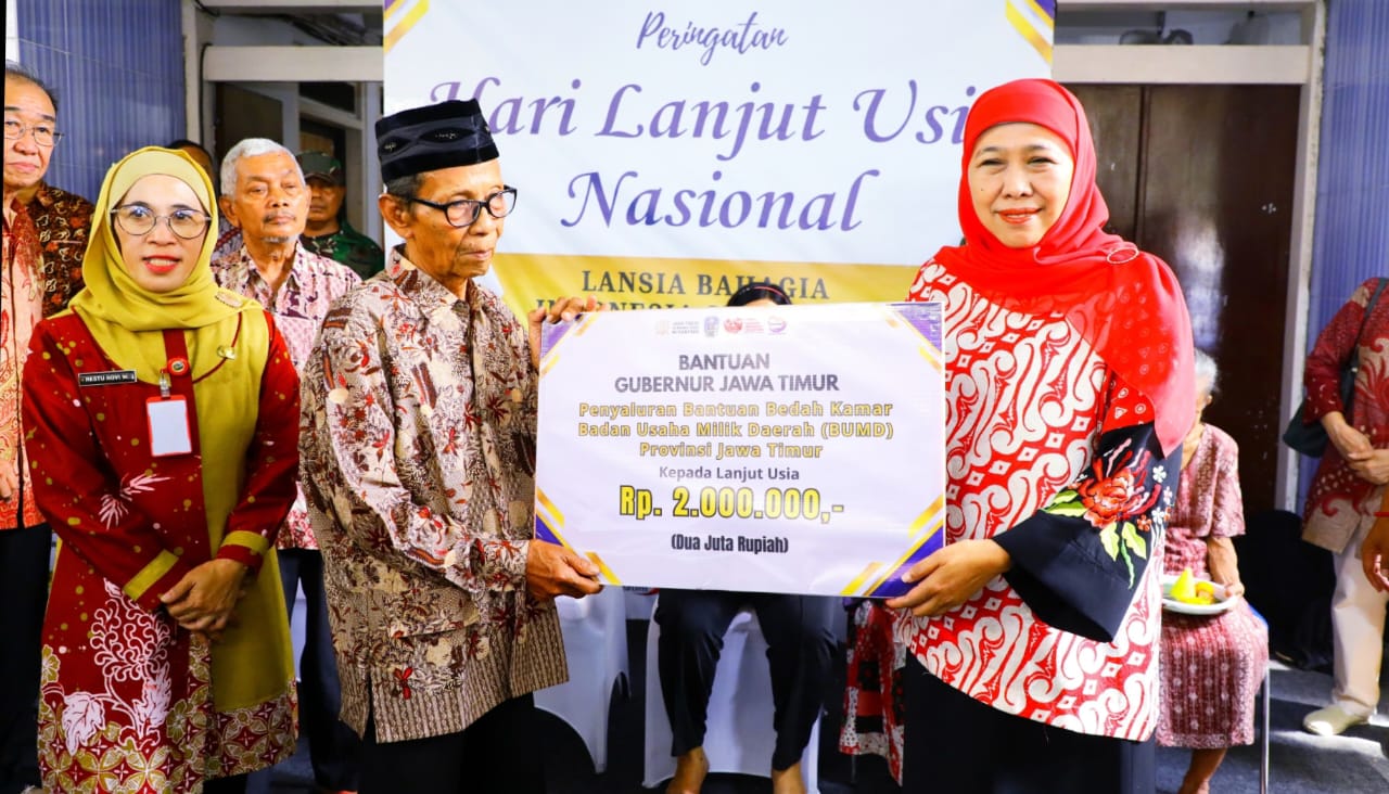 Gubernur Jawa Timur Khofifah saat menghadiri peringatan Hari Lanjut Usia Nasional ke-29 Werda Usia Anugerah Surabaya, Kamis (29/5).