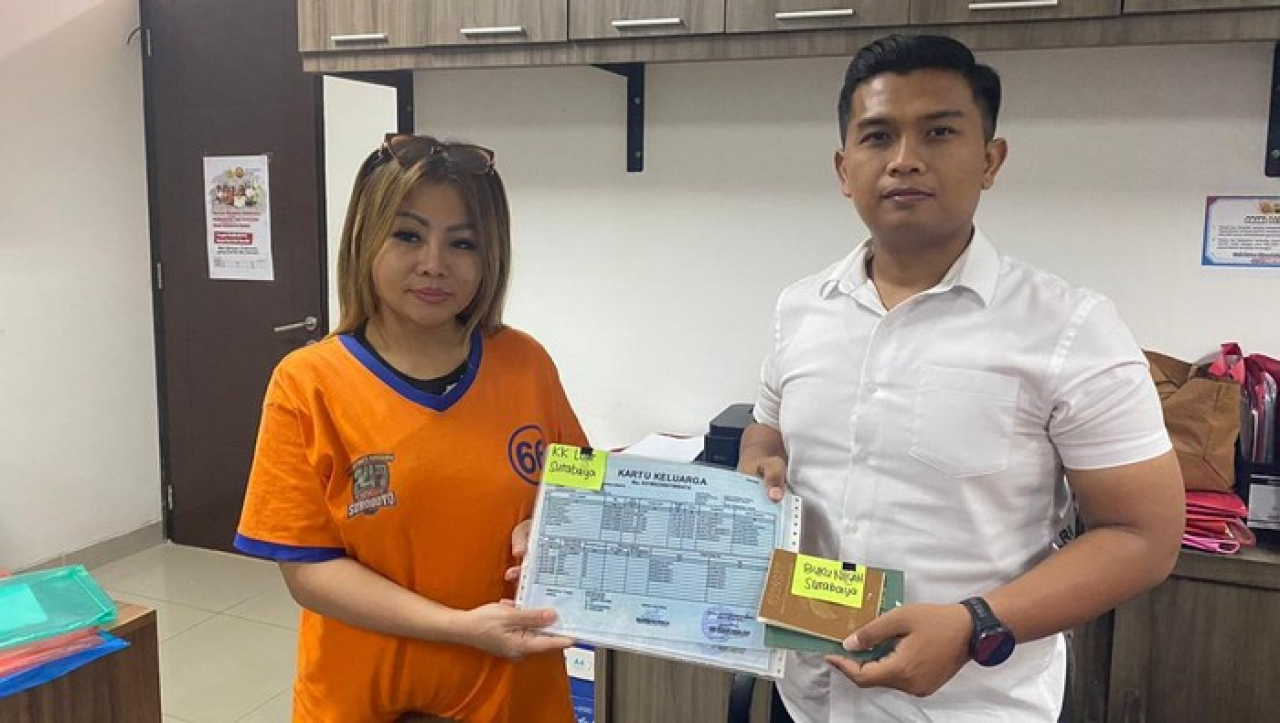 Jan Hwa Diana menyerahkan dokumen karyawan ke penyidik Polda Jatim