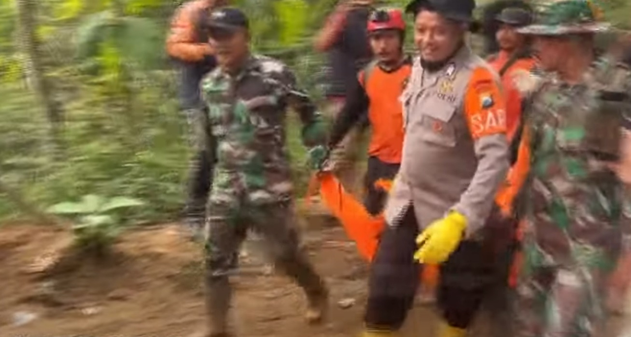Tim SAR gabungan berhasil menemukan dua dari enam korban yang tertimbun tanah longsor di Desa Depok, Kecamatan Bendungan, Trenggalek.