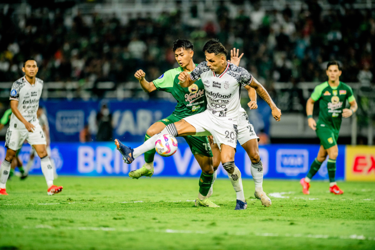 Malik Risaldi dan Jaimerson berebut bola di jantung pertahanan Bali United. (Persebaya)