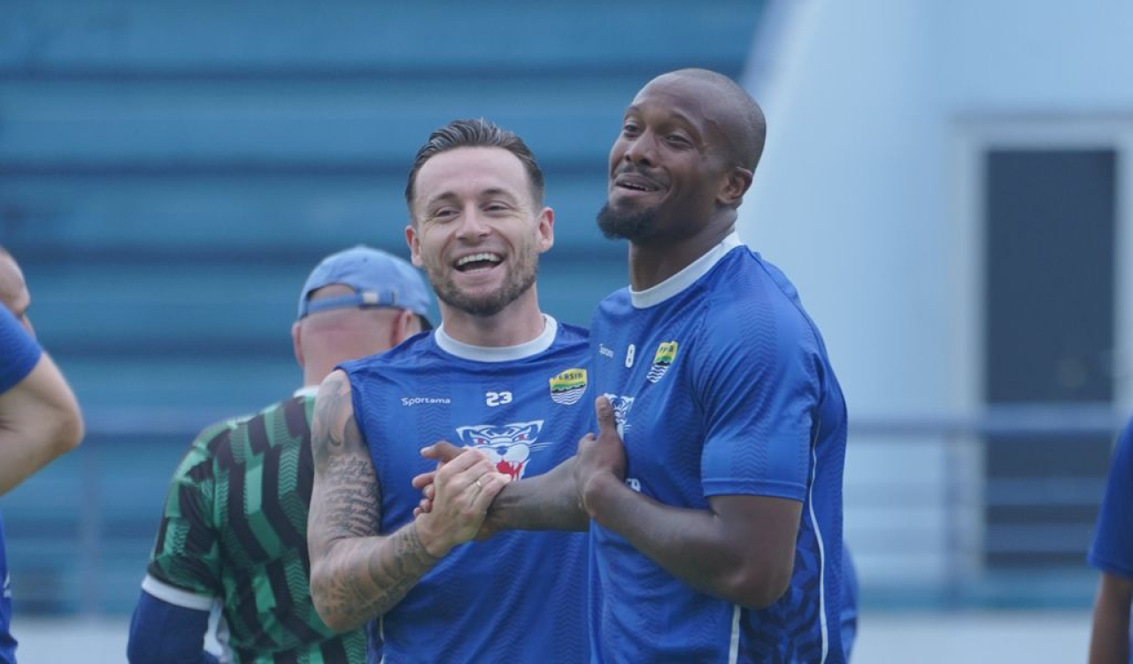 Dua pemain PERSIB, Marc Klok dan Gervane Kastaneer berlatih di SPOrT Jabar, Arcamanik, Kota Bandung, Rabu, 21 Mei 2025. (PERSIB.co.id/Barly Isham)