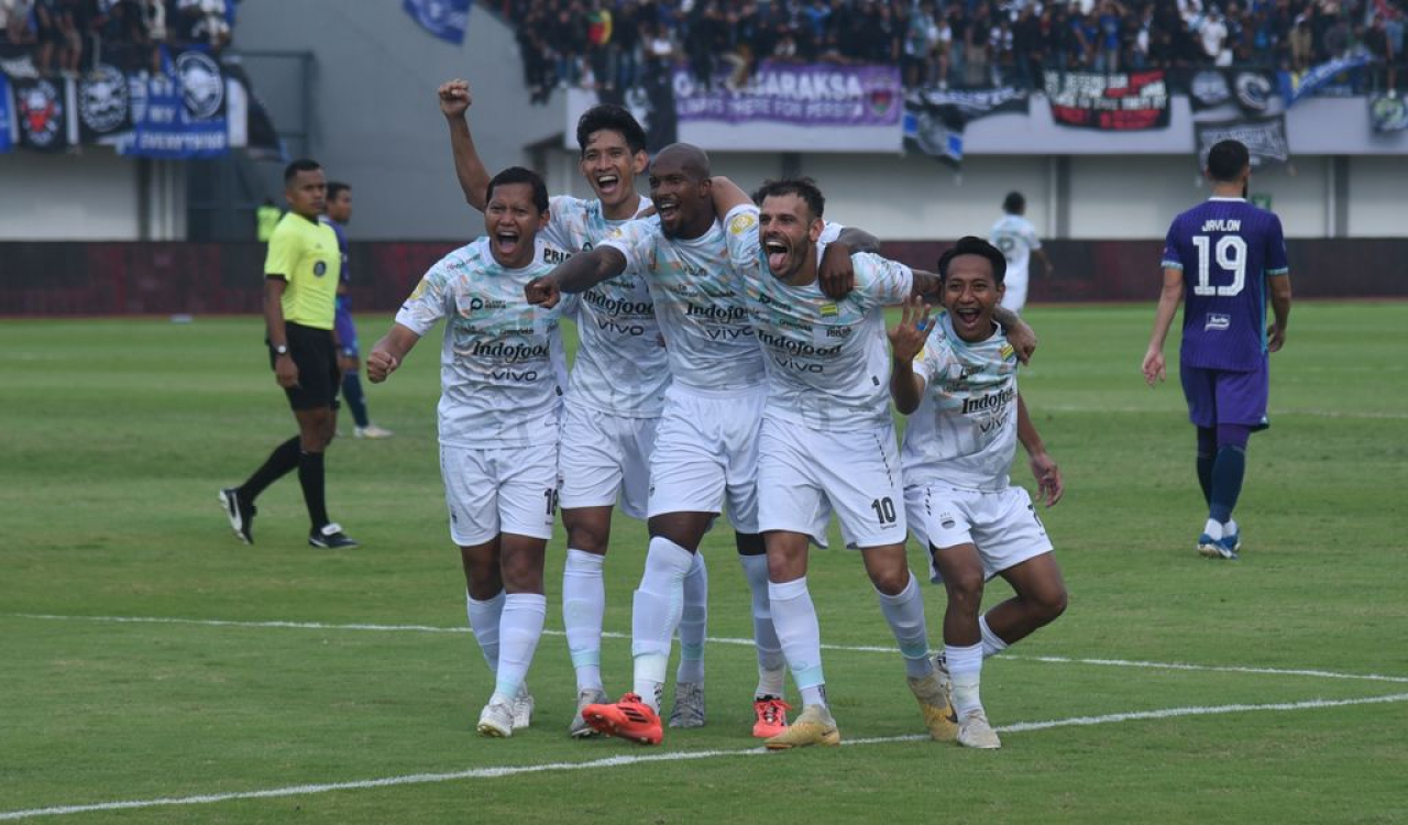 Para pemain PERSIB merayakan gol ke gawang Persita Tangerang pada pertandingan pekan ke-33 Liga 1 2024/25 di Stadion Indomilk Arena, Jumat, 16 Mei 2025. (PERSIB.co.id/Sutanto Nurhadi Permana)