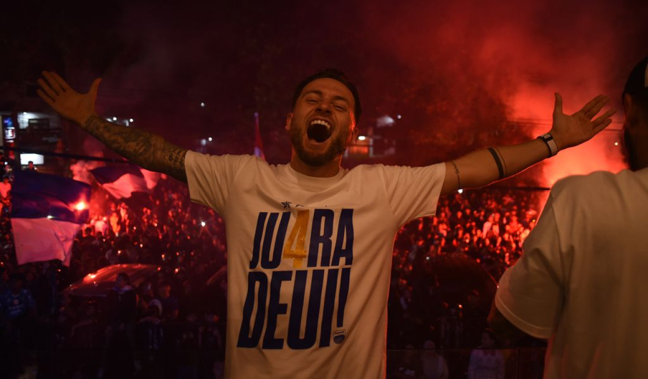 Gelandang PERSIB, Marc Klok merayakan gelar juara Liga 1 2024/25 di Dapur & Kopi, Jalan Sulanjana No. 17, Kota Bandung, Senin, 5 Mei 2025. (PERSIB.co.id/Sutanto Nurhadi Permana)
