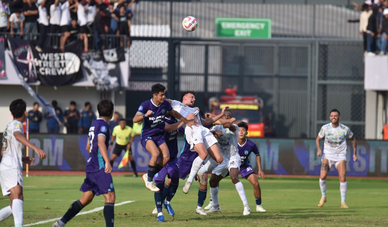 Bek PERSIB, Mateo Kocijan berduel dengan pemain Persita Tangerang pada pertandingan pekan ke-33 Liga 1 2024/25 di Stadion Indomilk Arena, Jumat, 16 Mei 2025. (PERSIB.co.id/Sutanto Nurhadi Permana)