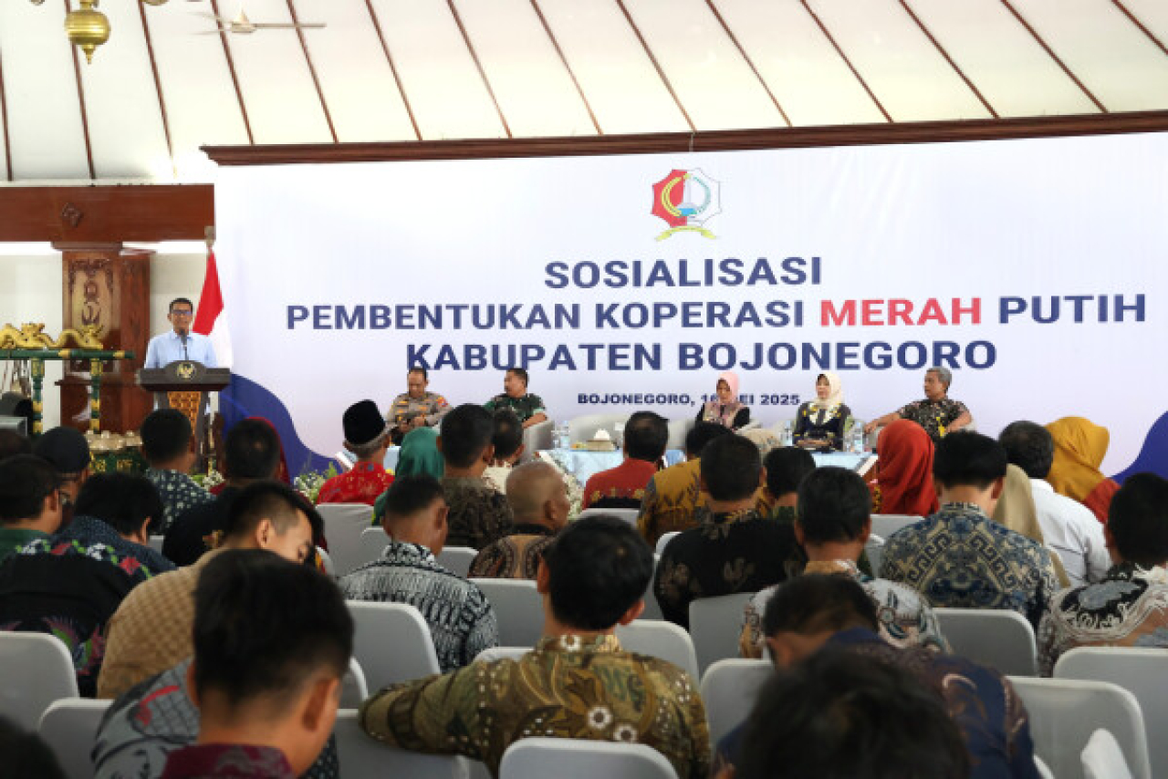 Bupati Bojonegoro Setyo Wahono dalam kegiatan Sosialisasi Pembentukan Koperasi Merah Putih yang digelar di Pendopo Malowopati Bojonegoro, pada Jumat, (16/5/2025),
