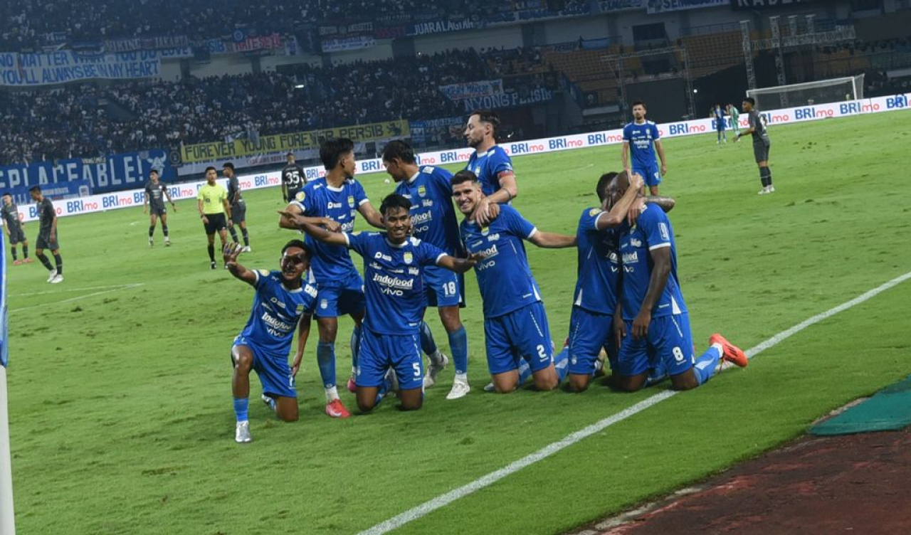 Para pemain PERSIB merayakan gol ke gawang Persis Solo pada pertandingan pertandingan pekan ke-34 Liga 1 2024/25 di Stadion Gelora Bandung Lautan Api, Sabtu, 24 Mei 2025. (PERSIB.co.id/Sutanto Nurhadi Permana)