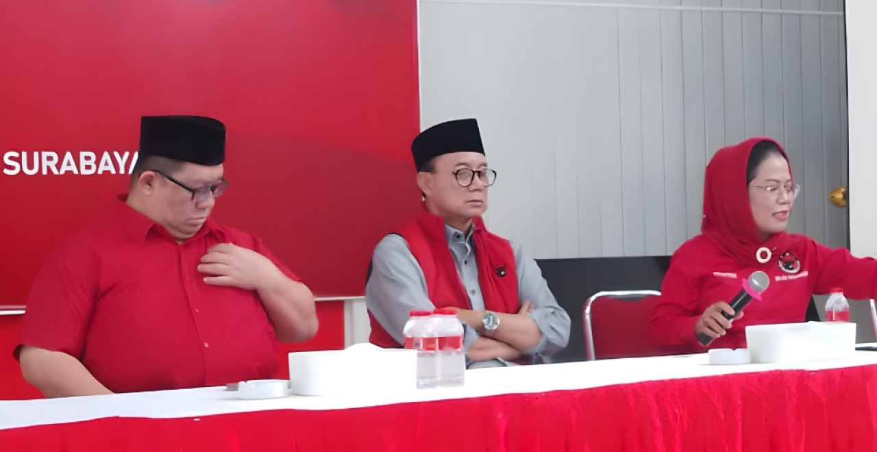 Sekretaris DPD PDIP Jatim, Sri Untari Bisowarno dan Wakil Ketua Bidang Kehormatan PDIP Jatim, Budi 'Kanang' Sulistyono saat memberikan keterangan pers