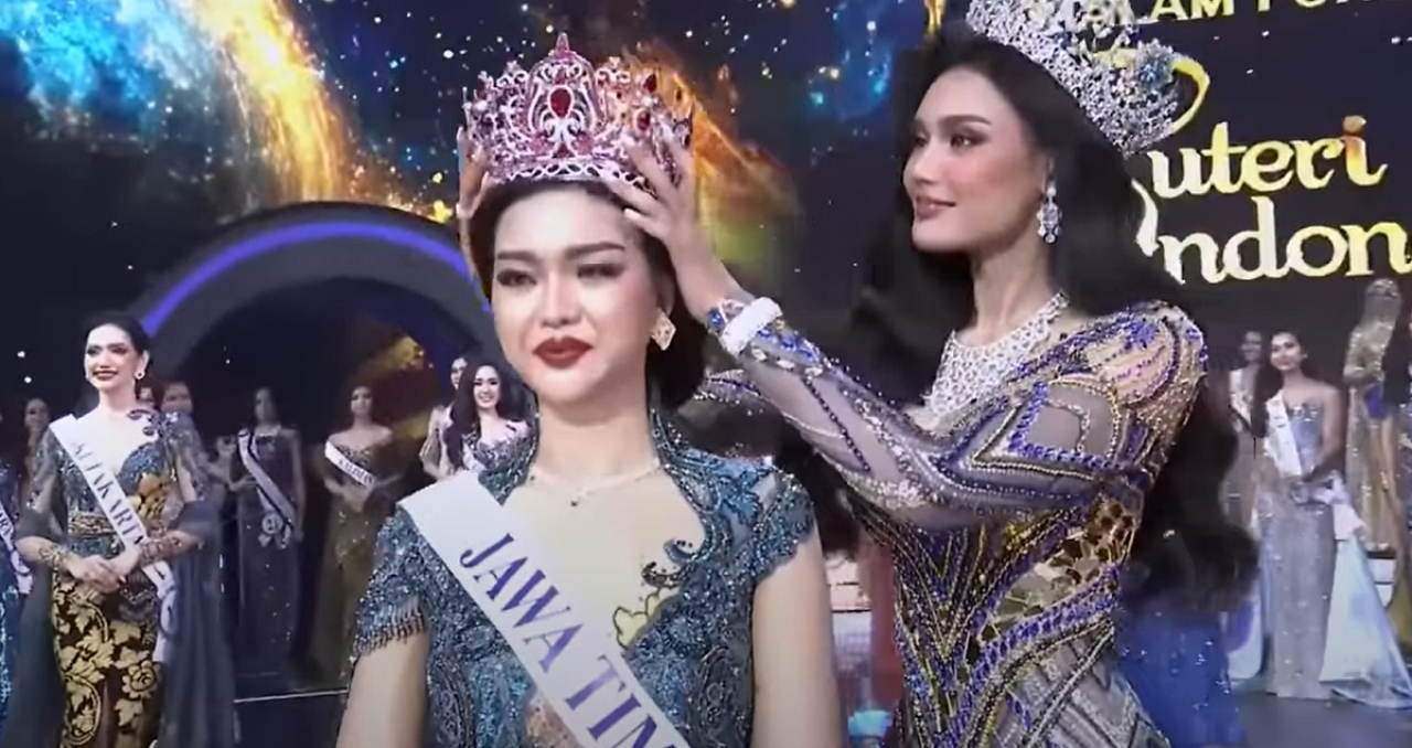 Firsta Yufi Amarta  saat menerima mahkota Puteri Indonesia 2025, Jumat malam, 2 Mei 2025.