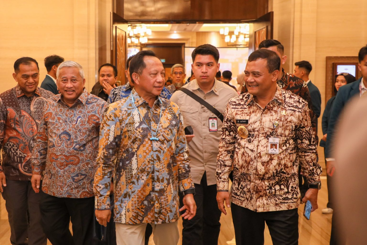 Mendagri Tito Karnavian bersama Gubernur Jateng Ahmad Luthfi Dalam pertemuan Forum Majelis Wali Amanat (MWA) Perguruan Tinggi Negeri Badan Hukum (PTN-BH) se-Indonesia