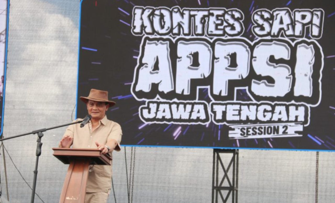 Gubernur Jawa Tengah Ahmad Luthfi saat hadir gelaran Kontes dan Expo Sapi Piala MPR yang digelar di Pasar Hewan Terpadu Jelok, Cepogo, Boyolali, Minggu (18/5/2025)