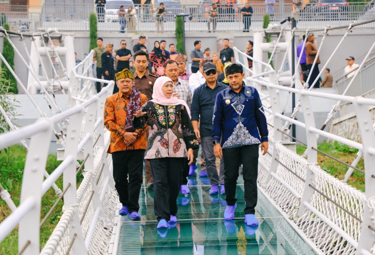Gubernur Jawa Timur Khofifah Indar Parawansa saat mengunjungi Jembatan Kaca Seruni Point yang berada di kawasan Taman Nasional Bromo Tengger Semeru (TNBTS), Kab. Probolinggo, Sabtu (3/5).