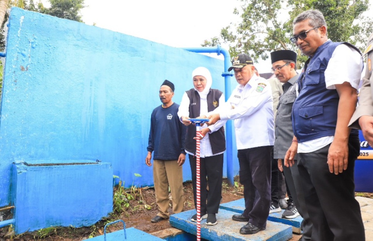 Gubernur Jawa Timur Khofifah Indar Parawansa meresmikan beroperasinya Sistem Penyediaan Air Minum (SPAM) Singosari, Selasa (13/5/2025),