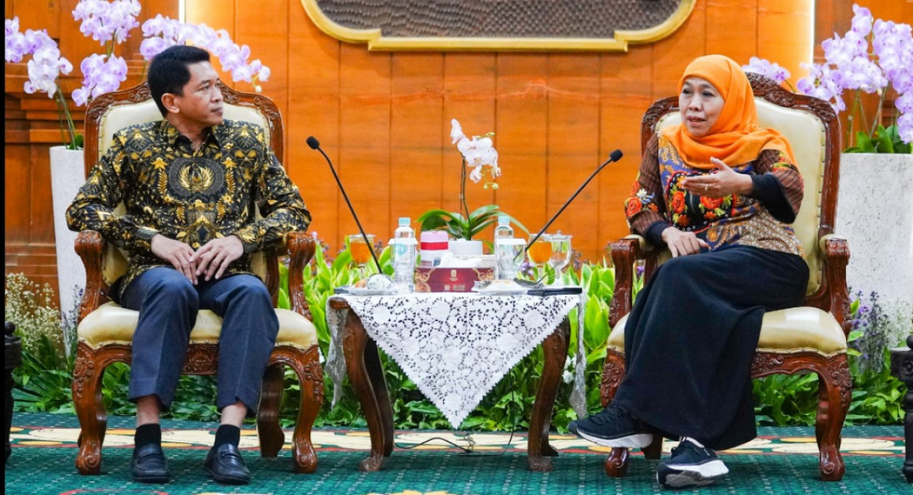 Gubernur Jawa Timur Khofifah Indar Parawansa saat menerima kunjungan Rektor ITS Prof. Bambang Pramujati bersama jajaran pimpinan kampus di Gedung Negara Grahadi, Surabaya, Jumat (16/5/2025) malam.