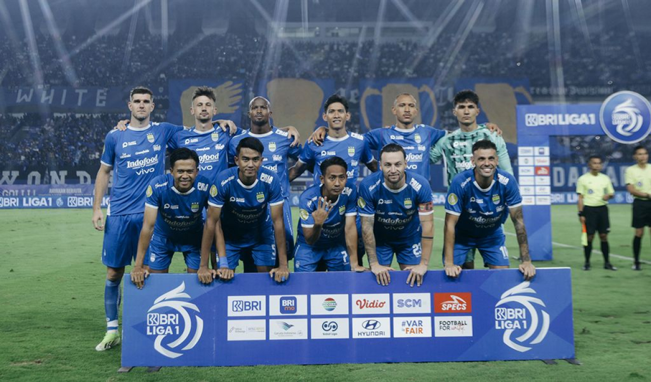 Starter PERSIB saat menghadapi Barito Putera pada pertandingan pekan ke-32 Liga 1 2024/25 di Stadion Gelora Bandung Lautan Api, Jumat, 9 Mei 2025. (PERSIB.co.id/Barly Isham)
