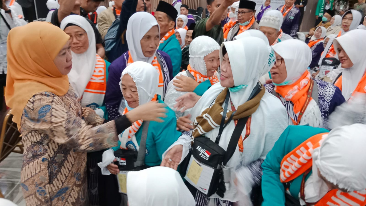 Gubernur Jawa Timur Khofifah Indar Parawansa melepas keberangkatan 376 jemaah haji asal Tulungagung yang tergabung dalam kloter pertama Embarkasi Surabaya Tahun 1446 Hijriah/2025 Masehi, Jumat (2/5/2025). foto-foto : prasetyo